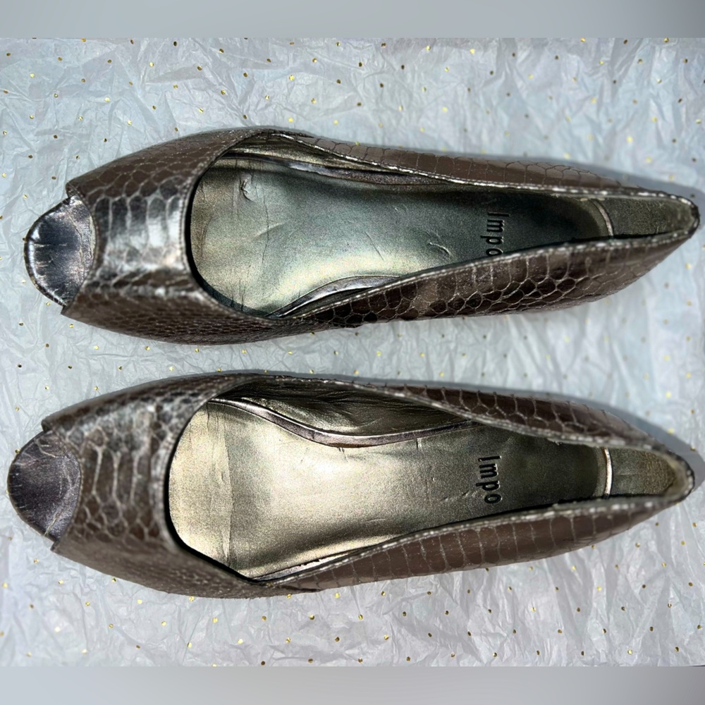 Impo sz 9 silver faux leather snakeskin peeptoe flats